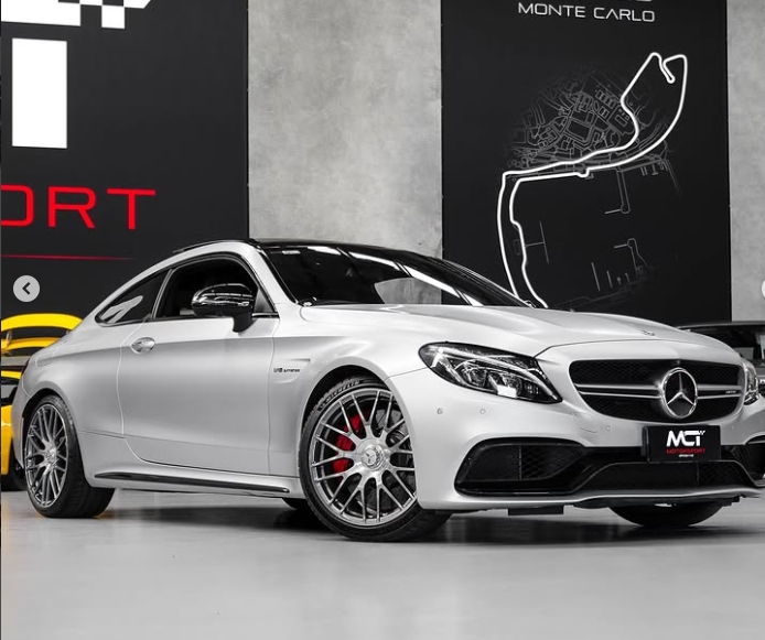 How Specialist Dealers Help Buyers Avoid Costly Mistakes in the Used Luxury Market